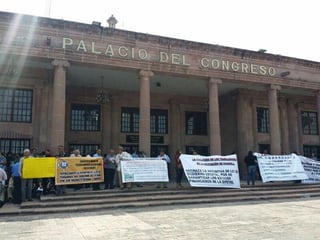 Manifestación. Maestros se reunieron en el Palacio del Congreso para mostrar su rechazo a la reforma de pensiones de Moreira.