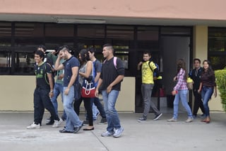 Fuera. Requisitos dejaron fuera a decenas de estudiantes que solicitaron una beca de manutención.