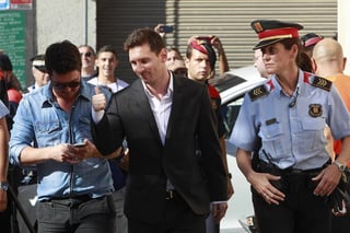 El ministerio público exculpa a Messi, al entender que no tuvo conocimiento del fraude perpetrado por su padre, en contra de la opinión de la Audiencia de Barcelona, que lo mantiene imputado. (ARCHIVO)
