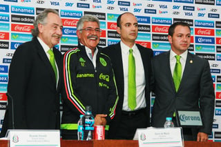 Guillermo Cantú (centro), secretario general de la FMF, dio sus argumentos a favor del colombiano Juan Carlos Osorio.  (Jam Media)