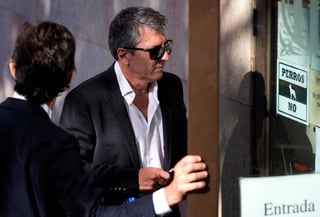 Fotografía de archivo del 2013 en donde Horacio Messi, padre de Lionel Messi, arriba a la corte para responder sobre el fraude fiscal en Gava, cerca de Barcelona. (AP)