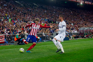 Fernando Torres (i) y Sergio Ramos durante el partido entre el Real Madrid y el Atlético en el estadio Vicente Calderón. (AP)