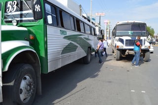 Percance. Un camión de la Ruta a La Loma impactó por alcance a uno de la Ruta Torreón-Gómez sobre bulevar Miguel Alemán.