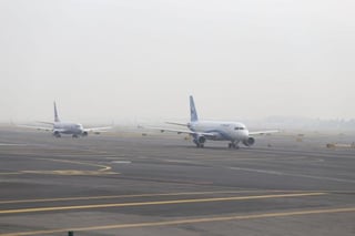 Fueron desviados siete vuelos y se han suspendido dos debido al banco de niebla. (Twitter)