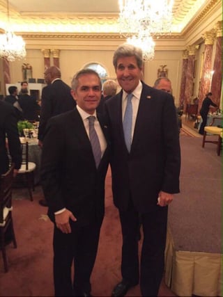 Mancera Espinosa fue invitado personalmente por el funcionario estadounidense y por el exalcalde de Nueva York, Michael Bloomberg. (TWITTER)
