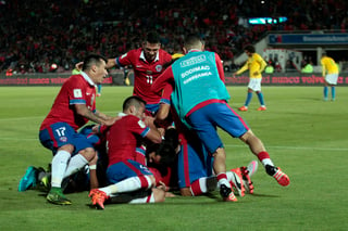 El recién Campeón de América, Chile, por fin logró sacarse una espina clavada por 15 años y derrotó a Brasil en el arranque de las Eliminatorias de CONMEBOL rumbo a Rusia 2018.  (AP)