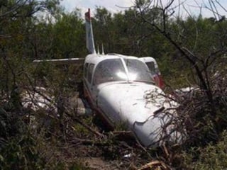 El avión tipo Cessna se incendió tras el desplome se encontraron dos cuerpos calcinados que aún no han sido identificados. (TWITTER)