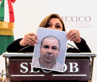 Recompensa.  La titular de la PGR, Arely Gómez, muestra una fotografía del narcotraficante Joaquín 'El Chapo Guzmán'.