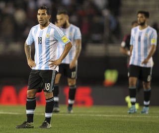 Carlos Tévez (18) y otros jugadores argentinos tras finalizar el encuentro donde cayeron ante la selección de Ecuador. (EFE)