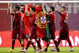 Los jugadores de la selección de Portugal agradecen a su afición luego de calificar a la Eurocopa de Francia 2016. 