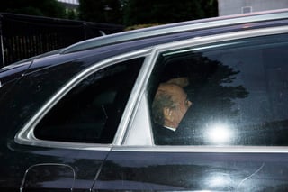 Joseph Blatter, a la salida del edificio de la FIFA ayer, luego de ser suspendido por 90 días por el Comité de Ética del organismo. (AP)