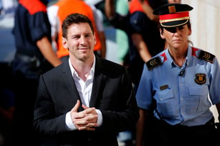 Lionel Messi comparecerá de manera oral por tres delitos fiscales, junto a su padre Jorge Messi. (AP)