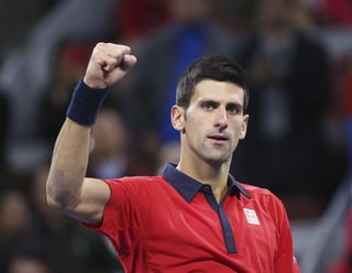 El serbio Novak Djokovic celebra tras ganar al estadounidense John Isner en su partido de cuartos de final.  (EFE)