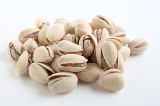 Quien consume 25 gramos al día de nueces, pistaches, cacahuates y similares, tiene hasta siete veces menos probabilidad de morir por infarto, evento vascular cerebral y enfermedades isquémicas o arteriales. (ARCHIVO)