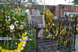 Aniversario. Ante el Busto de Napoleón Gómez Sada se colocaron ofrendas florales por parte de las veinte secciones. 