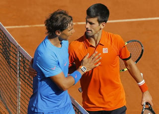 Rafael Nadal y Novak Djokovic después del encuentro de cuartos de final en el Roland Garros donde ganó ‘Nole’. (Archivo)