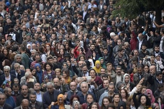 Dolor. Miles de ciudadanos salieron a las calles para sepultar a las 95 víctimas del atentado del sábado.