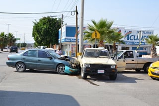 La lesionada que fue auxiliada por paramédicos de Cruz Roja, conducía un automóvil Nissan Sentra, color azul, mismo que transitaba de oriente a poniente por el Diagonal de las Fuentes.