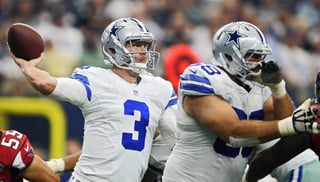 Los Cowboys de Dallas no están casados con la idea de mantener a Brandon Weeden como su quarterback titular. (EFE)