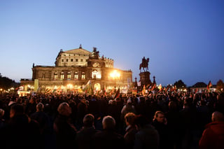 Rechazo. Miles de alemanes mostraron ayer su desacuerdo con el asilo a refugiados en su país.