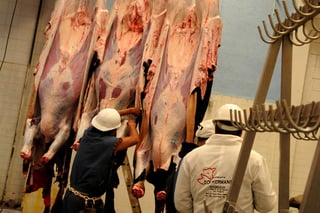 Riesgos. La Cofepris señaló que más del 60 % de la carne que se produce en el país proviene de rastros sin los sellos TIF.