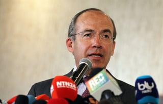  Felipe Calderón dijo que hay varios países que son ejemplo de que el crecimiento económico no está peleado con la reducción de las emisiones contaminantes. (Archivo)