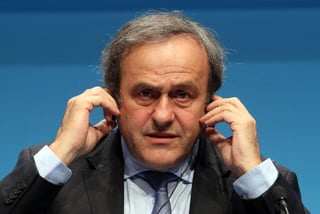 Michel Platini contaba con el respaldo de la UEFA, pero tras la revelación de un pago de 2 millones de francos suizos sin un contrato de por medio, analizarán hoy el caso. (AP)
