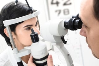 Hasta 50 por ciento de la población presenta algún problema de la vista, lo que propicia que algunas personas usen lentes, padezcan conjuntivitis o sufran otras enfermedades complicadas. (ARCHIVO)