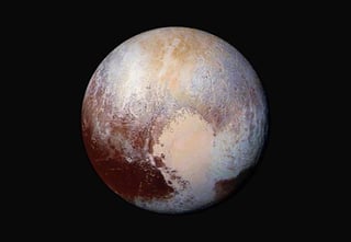 La superficie de Plutón es diversa, contiene montañas, glaciares y una atmósfera neblinosa y presenta gran variedad de colores. (NASA)