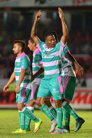 Andrés Rentería celebra el segundo gol del Santos Laguna junto a sus compañeros, en el partido de ayer ante Veracruz. (Jam Media)