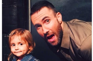 La pequeña se mostró cohibida ante la presencia de Levine.