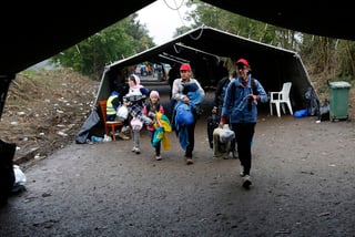 Cierre. Un grupo de migrantes emprenden el camino a Eslovenia tras el cierre en Hungría.