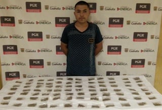 Miguel Ángel Pérez Montero, fue detenido por el delito de narcomenudeo; y le fueron asegurados 83 bolsas de plástico transparente con hierba verde y seca con las características propias de la marihuana. 