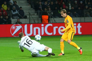 Ivan Rakitic vence al portero Sergei Chernik para anotar su segundo gol del encuentro en la victoria del Barcelona sobre el BATE Borisov. 