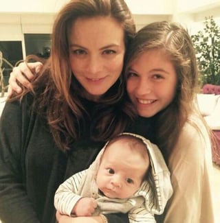 Silvia posteó una foto en la que aparece con el bebé y la pequeña actriz Isidora Vives, con quien trabajó en el melodrama Mi corazón es tuyo. (TWITTER)