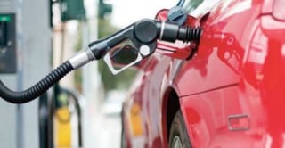 Se trata, indicó el organismo regulador, de un aprovechamiento que la CRE cobrará en el presente ejercicio fiscal para que las más de 11 mil estaciones de servicio que operan en el país, puedan continuar vendiendo combustibles como gasolinas y diesel en 2016.  (ARCHIVO)