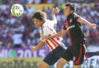 Atlas y Chivas tendrán que dejar su rivalidad para después. (Archivo)
