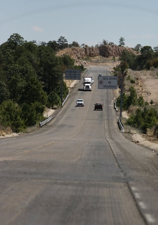 El Gobierno federal autorizó un recurso extraordinario por 720 millones de pesos para reparar la súper carretera Durango-Mazatlán, cuyas obras deberán iniciar en lo inmediato tras el proceso de licitación, que podría tardar un mes. (ARCHIVO)