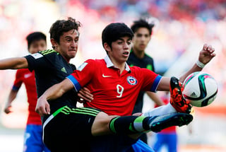Diego Cortes (izq) de Mexico y Gabriel Mazuela (der) durante el juego de los octavos de final de la Copa del Mundo Sub 17 Chile 2015. (Jam Media)