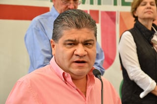 El alcalde Miguel Riquelme Solís dijo que se les pidió el apoyo a los diputados federales coahuilenses para que en el marco del presupuesto 2016, gestionen para Torreón recursos para pavimentación y cuatro nuevas unidades deportivas. (ARCHIVO)