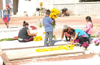Familias aprovecharon para llevar flores y arreglar las tumbas de sus difuntos. (Ramón Sotomayor)