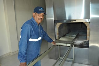Empleo inusual. Desde hace dos años, Eduardo Martínez Grimaldi es el responsable del crematorio en una funeraria de Gómez Palacio.