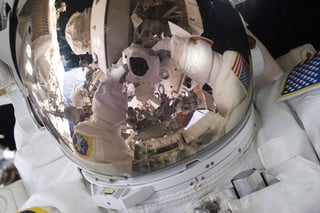 Estación . En la imagen un astronauta se toma una fotografía en el aniversario por 15 años de la estación espacial.