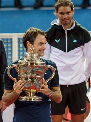 Roger Federer comentó que al menos jugará la temporada 2016 de la ATP, el suizo cumplirá 35 años el próximo año y sigue manifestando un gran tenis y un buen estado físico. (EFE)