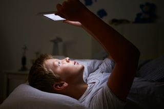 La luz que emiten los dispositivos electrónicos se vuelve nociva sobre todo por la noche, aún más que la de los focos y las lámparas, porque altera el ritmo biológico que es responsable de la secreción de las sustancias hormonales durante el sueño. (ARCHIVO)