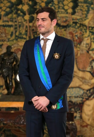 El capitán de la selección española y actual guardameta del Oporto luso, recibió en el Palacio de La Moncloa, de manos de Mariano Rajoy, presidente del Gobierno, la Gran Cruz de la Real Orden del Mérito Deportivo.
