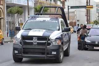 Lo rescatan. Policías de Torreón evitaron que un joven de 21 años fuera linchado en el Centro.