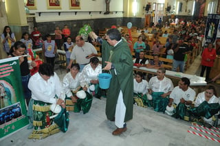 A peregrinar. Cerca de 300 danzas recibieron ayer la bendición en el exterior de la Iglesia de Guadalupe.
