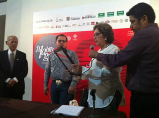 Contento. El poeta regiomontano dijo estar feliz de obtener un premio como el Enriqueta Ochoa, durante la entrega del mismo.