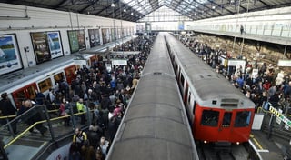 La policía británica desarticuló una conspiración para atentar contra el metro de Londres o un concurrido centro comercial de la capital antes del décimo aniversario de los ataques del 7 de julio de 2005. (EFE)